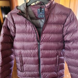 Abercrombie Fitch Hooded Packable Puffer Jacket in Burgundy Unisex Medium